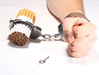 È abbastanza difficile smettere di fumare a causa della forte dipendenza. 