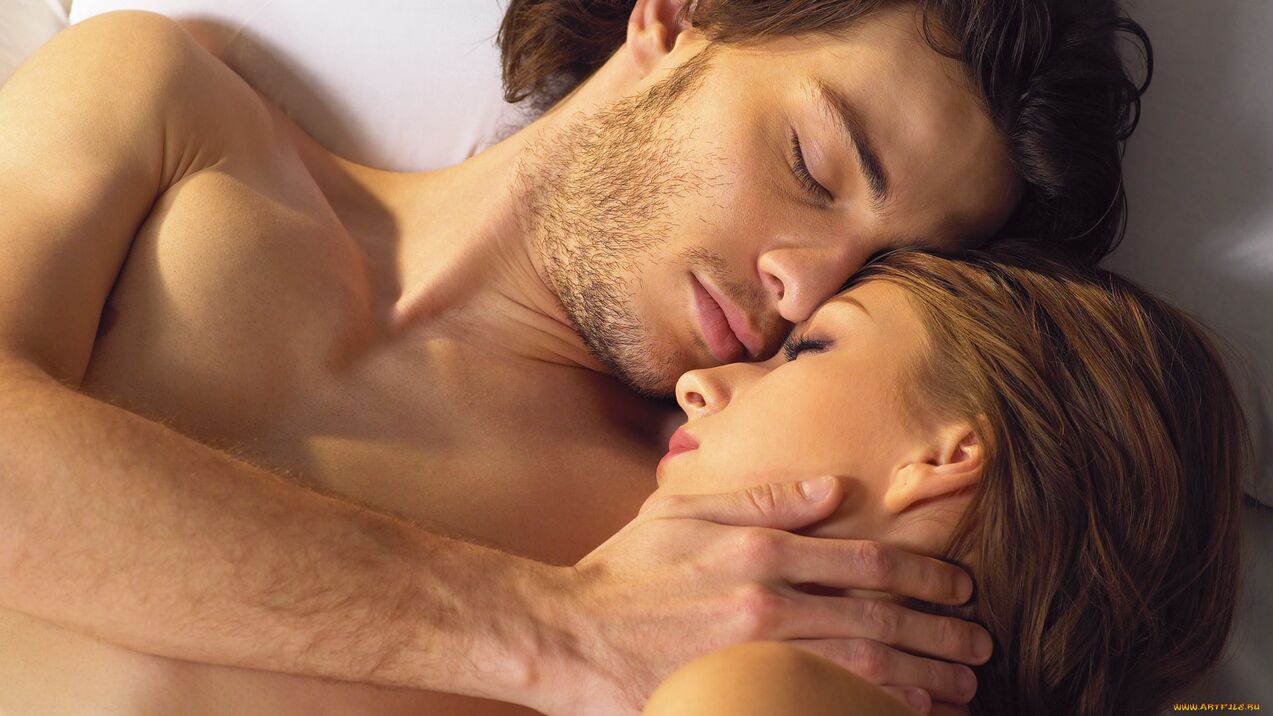 Donna a letto con un uomo che usa stimolatori sessuali